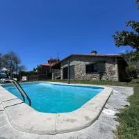 Casa 2 habitaciones con piscina y cenador al aire libre，位于庞特维德拉的酒店