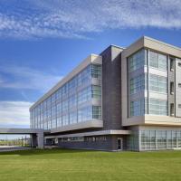 THE HOTEL AT KIRKWOOD CENTER，位于锡达拉皮兹The Eastern Iowa Airport - CID附近的酒店