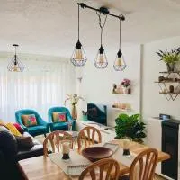 Acogedora casa recién reformada con jardín y wifi,位于拉雷多的酒店