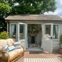 Birds and The Bees Summer House，位于Endon的酒店