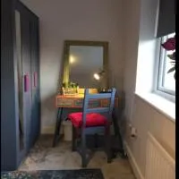 Veen Home near Gatwick，位于Faygate的酒店