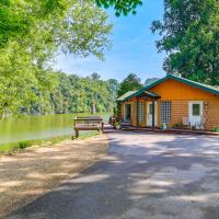Duck and Bugs Cabin on Boone Lake with Boat Dock!，位于Piney Flats三城地区机场 - TRI附近的酒店