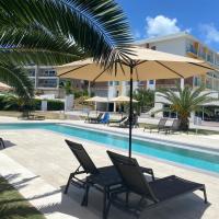 Ocean&airport view condo with pool&gym in Maho, walk to Maho Beach and Mullet Bay，位于马霍礁朱莉安娜公主国际机场 - SXM附近的酒店