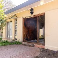 Ikhutse Manor Guesthouse，位于梅富根姆马巴托国际机场 - MBD附近的酒店