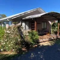 White Cedar Cottage，位于Booroobin的酒店