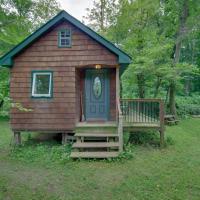 Tranquil Creekside Cabin in Dutch Country!，位于Narvon切斯特县卡尔森机场 - CTH附近的酒店