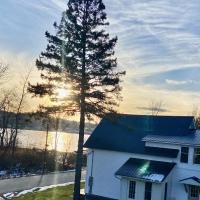 Beach House - Lake Memphremagog，位于NewportNewport State - EFK附近的酒店