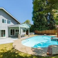 # Marbella Lane - Blissful 4BR Home w-Pool in SJ，位于圣何塞Reid-Hillview of Santa Clara County - RHV附近的酒店