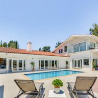 Los Angeles Home with Private Pool, Mtn and Lake View!，位于洛杉矶Bel Air 的酒店