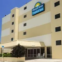热带海洋戴斯酒店，位于代托纳海滩的酒店