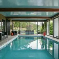 Superbe villa avec piscine intérieure, sauna, jacuzzi et salle de sport，位于Lucinges的酒店