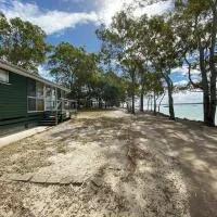 Stafford Hall - Burrum Heads- Riverfront- 3BR- Great Views，位于Burrum Heads的酒店