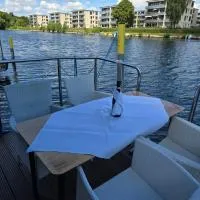 Festliegende Wohnboote Marina Niederhavel，位于哈弗尔河畔勃兰登堡的酒店