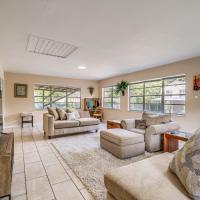 1 Mi to Robins AFB Family-Friendly Home!，位于华纳罗宾斯Middle Georgia Regional Airport - MCN附近的酒店