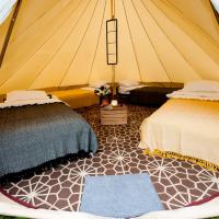 Nine Yards Bell Tents at the TT - Castletown，位于卡斯尔敦马恩岛机场 - IOM附近的酒店