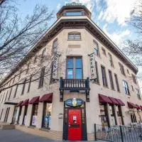 Downtown Modern Condo Inside the Historic St Regis，位于大章克申的酒店