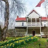 Moore House Inn & Cabins，位于Marlinton的酒店