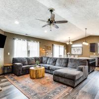 Modern Rapid City Duplex with Yard 5 Mi to Downtown，位于拉皮德城拉皮德城机场 - RAP附近的酒店