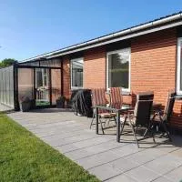 Feriehus i Sæby nær by, skov og strand，位于赛比的酒店