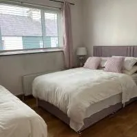 Triple Room with Private Bathroom at Caroline's Guest House, River Street, Clara,位于Tara的酒店