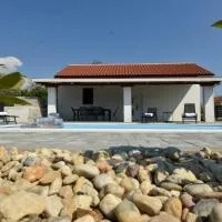 POOl HOUSE BRUNO，位于Nin的酒店