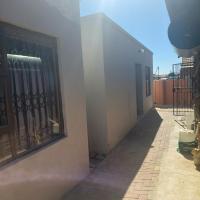 Unit 12 Bachelor Apartment self catering complete，位于Mmabatho姆马巴托国际机场 - MBD附近的酒店