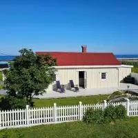 Fishermans Lodge Lofoten，位于Hov的酒店