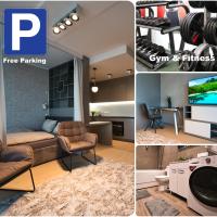 FITNESS, PARKING & Security, children's playground, Air conditioner, kitchen & washing machine, 4K OLED TV & HighSpeed WiFi, spacious balcony with gorgeous city view in CENTRAL location，位于里加Petersala-Andrejsala的酒店