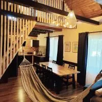 Osada Brzeziny - 25 minut od Warszawy - sauna, balia z jacuzzi, basen, altana, grill, ogród, ognisko，位于Brzeziny的酒店