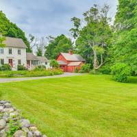 Historic Farmhouse Near Mountains and Colleges!，位于韦斯特菲尔德巴恩斯市机场 - BAF附近的酒店