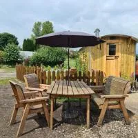 Poachers Keep, Shepherds Hut，位于Endon的酒店