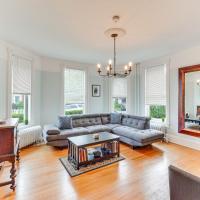 Historic Newburgh Home with Hudson River Views!，位于纽堡Stewart Airport - SWF附近的酒店