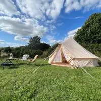 Bell Tent 4m Fossewold Farm Camping，位于莫顿因马什的酒店