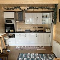 Bridgets Log Cabin，位于Togher科克机场 - ORK附近的酒店