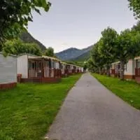 弗兰特拉简易别墅露营地，位于Farga de Moles的酒店