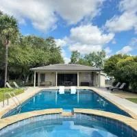 Live Oaks Bed and Breakfast，位于尤瓦尔迪的酒店