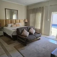 Guesthouse 71 King Size Guest Room,位于博克斯堡的酒店