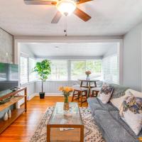 Jacksonville Apartment with Private Patio Near NAS!，位于杰克逊维尔NAS Jacksonville (Towers Field) - NIP附近的酒店