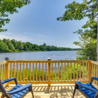 Lakefront Poconos Home with Hot Tub!，位于Pocono SummitPocono Mountains Municipal - MPO附近的酒店