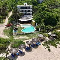 Manta Raya Hotel - right on the beach，位于Cuatunalco的酒店