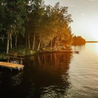 Come in! "Villa Haikka" Luxury house for 16 people by the lake in Pirkkala!，位于坦佩雷皮尔卡拉机场 - TMP附近的酒店