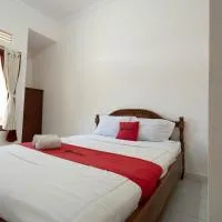 RedDoorz near Buleleng Harbour 2，位于新加拉惹的酒店