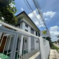 BRAND NEW Ce'Coco Residences - Modern apartment，位于Trozo的酒店