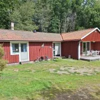 Hus på landet nära sjö，位于Berga的酒店