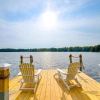 Luxury Pocono Lake House with Private Sunset Beach，位于Pocono SummitPocono Mountains Municipal - MPO附近的酒店