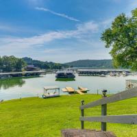 Kingsport Boone Lake Hideaway with Deck and Views!，位于金斯波特三城地区机场 - TRI附近的酒店