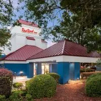 默特尔比奇公众市场红屋顶客栈酒店，位于默特尔比奇默特尔比奇国际机场 - MYR附近的酒店