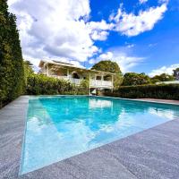 3 Bdrm Queenslander Outdoor Dining Pool & Parking，位于布里斯班亨德拉的酒店