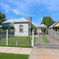 Francis Retreat- Echuca Holiday Homes，位于伊丘卡伊丘卡机场 - ECH附近的酒店