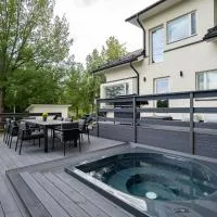 Villa Gaia! - Luxury villa with jacuzzi and beach next to trainstation 10 minutes to Tampere city! 1,5 hours to Helsinki，位于坦佩雷的酒店